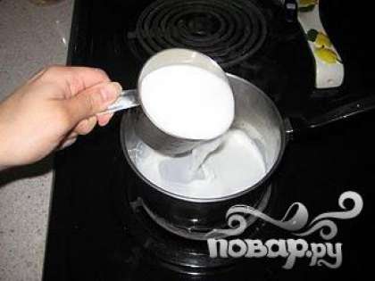 Нагреть нежирное молоко в небольшой кастрюле (5 минут).