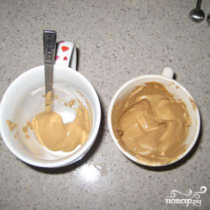 Разделить смесь кофе и сахара на 2 кружки.