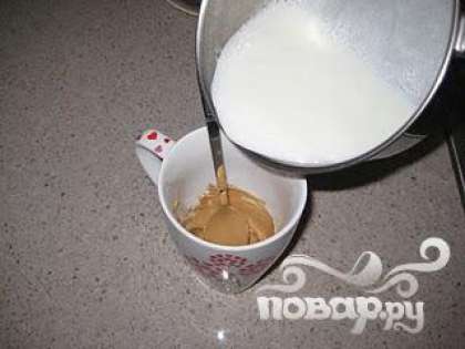 Залить молоко в кофе.