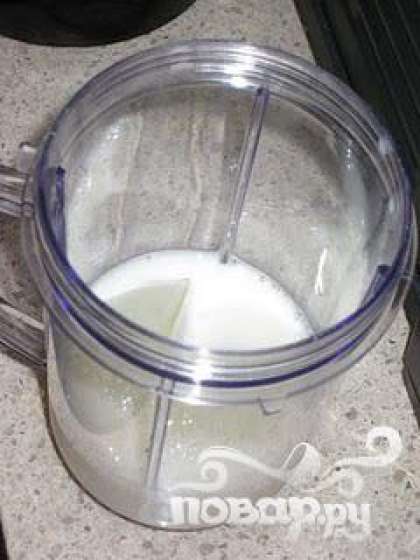 Залить молоко в блендер и добавить лед.