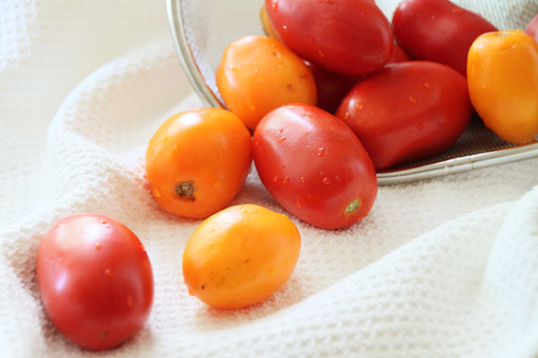 Помойте и обсушите помидоры. Чем вкуснее и мясистее помидоры, тем лучше.