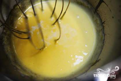 Взбиваем яичные желтки миксером около 1 минуты.
