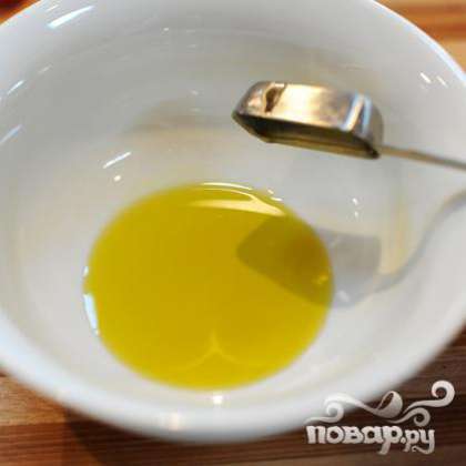 Налить в миску 2 ст. л. оливкового масла.