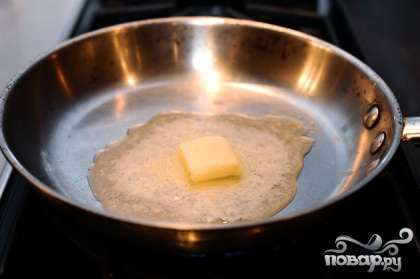 Растопите масло в сковороде на среднем огне.