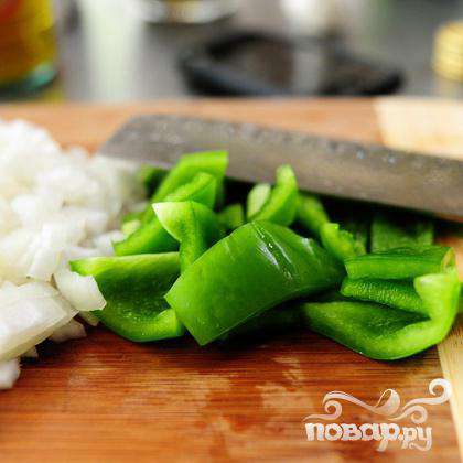 Порежьте зеленый перец средними ломтиками.