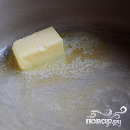 В глубокой сковороде растопить кусочек сливочного масла.