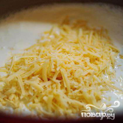 Когда смесь хорошо нагреется, добавить тертый сыр.