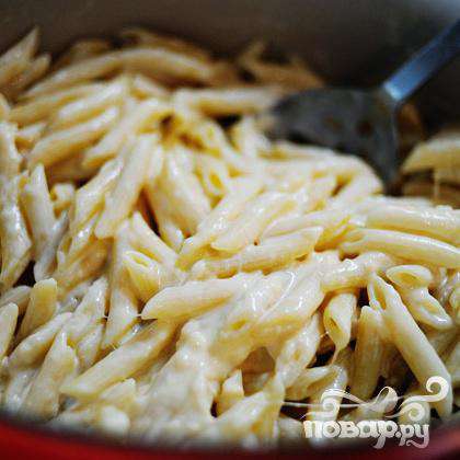 Выложите макароны в сковороду с сырным кремом.