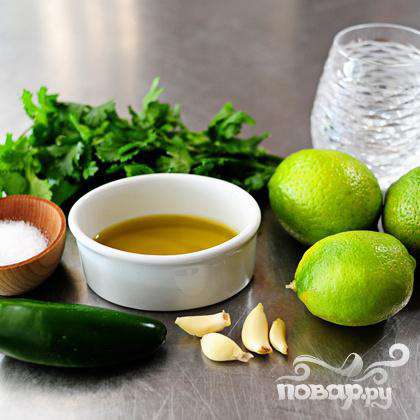 Ингредиенты для маринада: халапеньо, 3 лайма, 4 зубчика чеснока, кинза, соль, оливковое масло и текила.