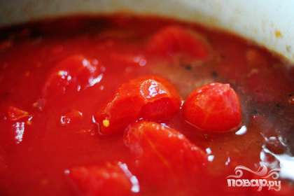 Добавить томатную пасту.