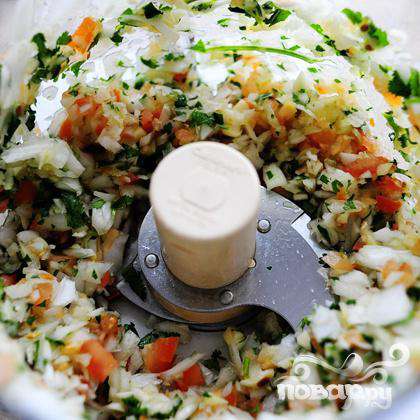 Взбейте овощи пару раз и у нас получится "быстрый" салат Пико де Галло.