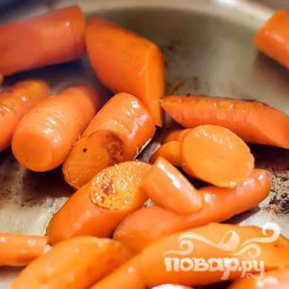 Крупно порезать морковку и обжарить до готовности.