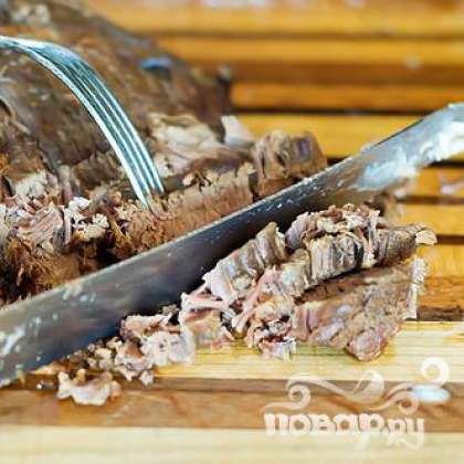 Измельчить мясо с помощью вилки и ножа.