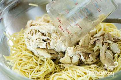 Выложить спагетти в большую миску, добавить курицу.