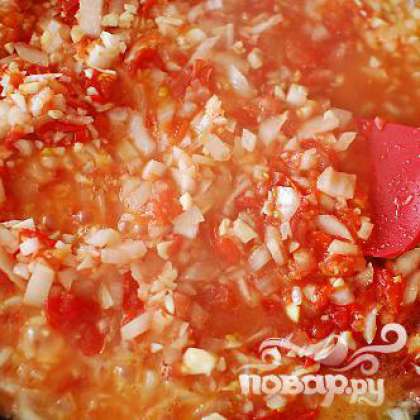 Растопить 2 ст. л. сливочного масла в глубокой сковороде. Обжарить лук, чеснок и томаты.