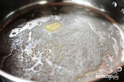 Приготовление белого соуса: В отдельной сковороде растопить кусочек масла.