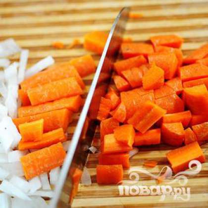 Почистить и порезать морковь.