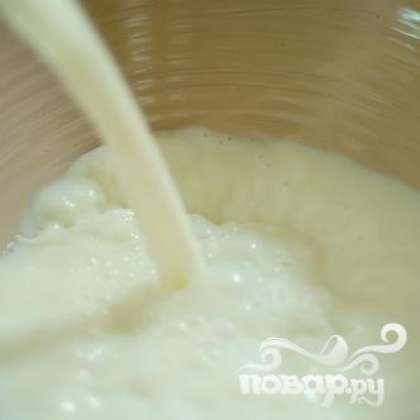 В миску влить 4 стакана 2% молока.