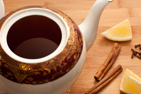 Заварите чай из расчета 2 чайные ложки чая на 300 мл воды.