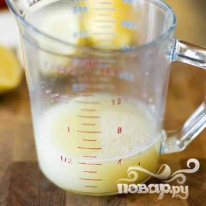 Выжать 1/2 стакана лимонного сока.