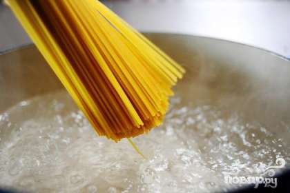 Отварить тонкие спагетти в подсоленной кипящей воде.