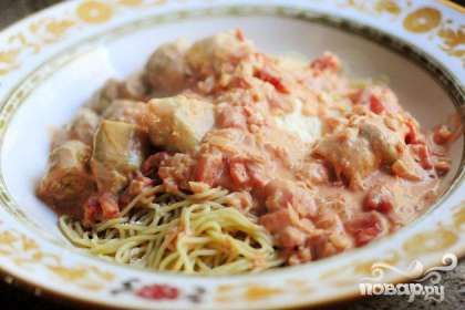 Выложить спагетти и овощи в блюдо, сбрызнуть оливковым маслом, посыпать тертым сыром.