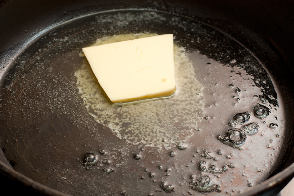 На сковороду налейте немного растительного масла и растопите в нем сливочное.