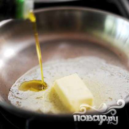 Растопить соленое масло и добавить пару ложек оливкового масла.