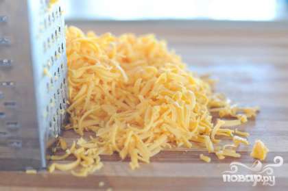 Натереть 450 грамм сыра.