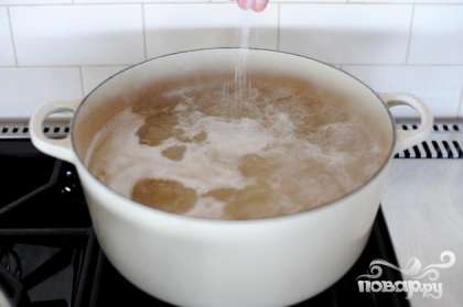 Отварить макароны в подсоленной кипящей воде. Можно добавить немного оливкового масла.