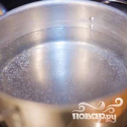 Довести воду в кастрюле до кипения. Варить макароны до готовности.