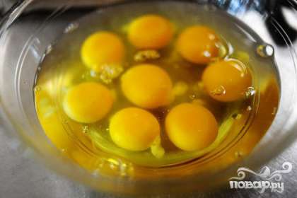 Разбить яйца в большую миску.