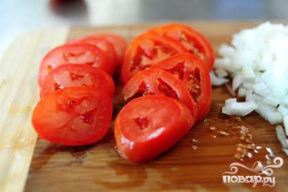 Нарезать помидоры кружками.