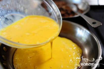В нагретой сковороде растопить немного сливочного масла. Залить яичную смесь.