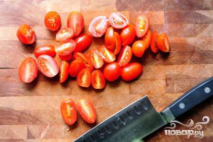 По рецепту используются "виноградные" помидоры (можно обойтись обычными). Нарезаем их пополам.