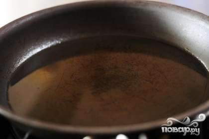 В нагретую сковороду залить растительное масло.