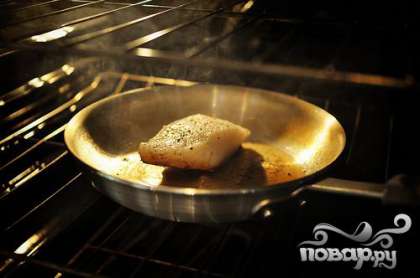 В сковороду залить оливковое масло и положить рыбу. Выпекать в духовке в течении нескольких минут.