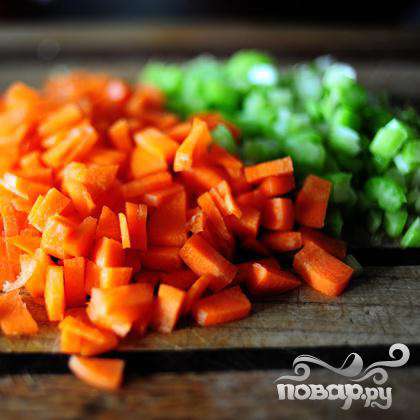 Мелко порезать морковь и сельдерей.