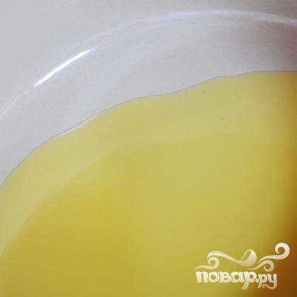 Разогреть оливковое масло в большой кастрюле.