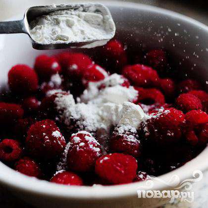 Тщательно промыть малину. Высыпать ягоды в миску.