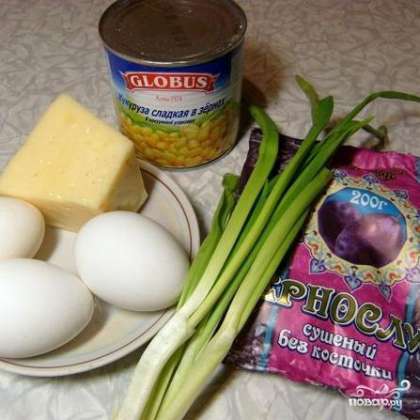 Так же Вы можете попробовать приготовить кукурузный салат по рецепту ниже. Вам понадобятся: банка консервированной кукурузы, 3 куриных яйца, сыра 100-150 грамм, чернослива 100 грамм, чеснока 2 зубчика, майонез, зеленый лук