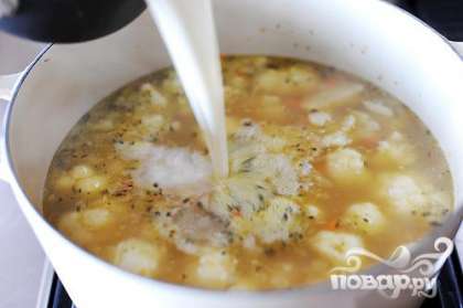Влить кипящую смесь в суп.