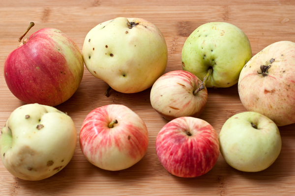 Для повидла хорошо выбирать натуральные свежие яблоки.  Их надо очистить от серединки и порезать дольками.