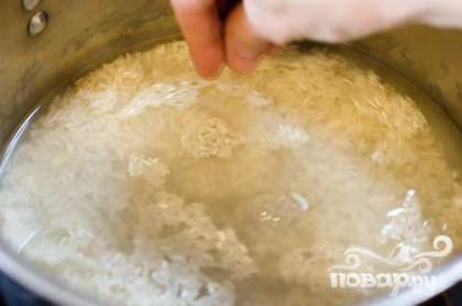1 стакан белого риса залить 2 стаканами воды и посолить.