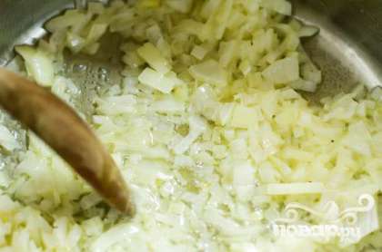 Мелко нарезать лук. Растопить кусочек сливочного масла в сковороде. Обжаривать лук до прозрачности.