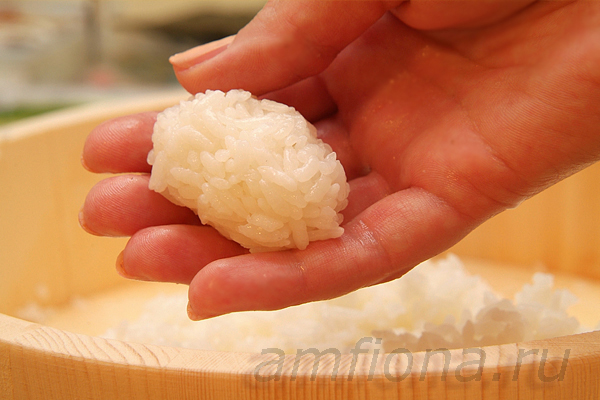 Влажной ладонью возьмите небольшое количество риса, прижмите его пальцами, формируя продолговатый комочек. Старайтесь просто склеить рисинки между собой, не сминая и не повреждая их. Если вам удалось сварить правильный рис для суши, приготовить нигири не составит большого труда. 
