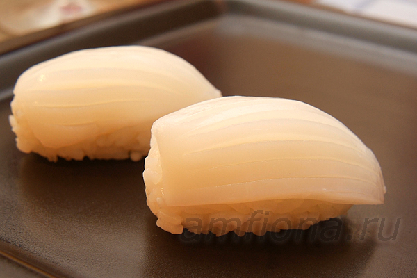Приготовьте еще несколько нигири-суши и выложите их на тарелку или бамбуковое блюдо.