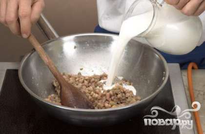 Добавить молоко, соль, готовить около получаса. После чего залить смесь сливок с трюфелями.