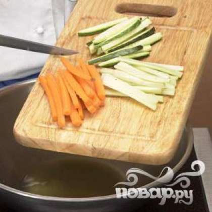 Приготовление гарнира: В сковороду с маслом положить цуккини, морковь и сельдерей (нарезанные соломкой). Посолить, поперчить.