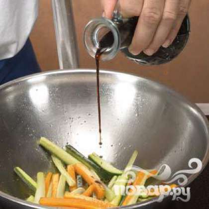 Залить овощи бальзамическим уксусом, добавить кориандр и тимьян. Готовить на сильном огне.